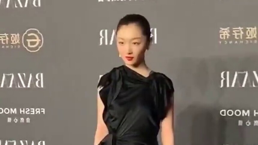 周冬雨一身黑色高开叉长裙亮相慈善夜红毯，搭配利落油头，整个人大气从容