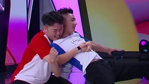 谷嘉诚玩游戏太拼了 创造“脚擦黑板”法