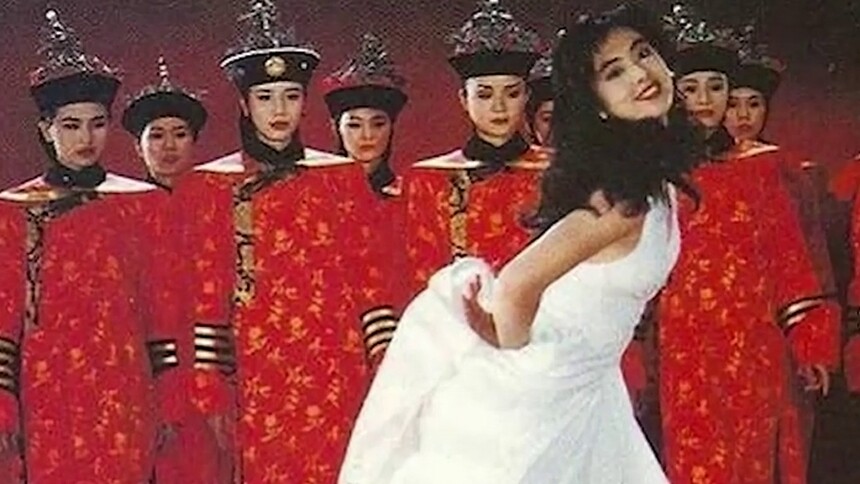 王祖贤30年前故宫旧照流出，有谁注意背后的群演？如今成当红女星