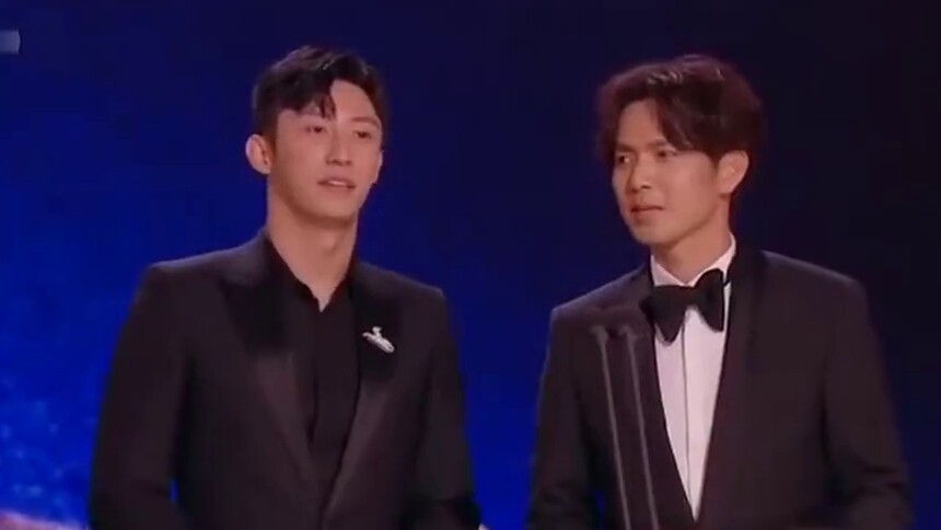 金鸡奖颁奖典礼，黄景瑜钟汉良同台颁奖最佳摄影