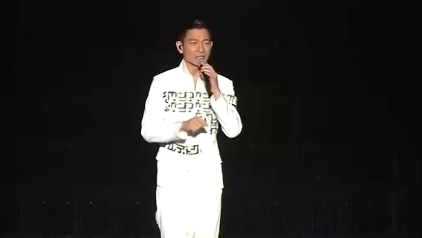 女粉丝穿婚纱求婚刘德华，朱丽倩也在现场，华仔高情商回应