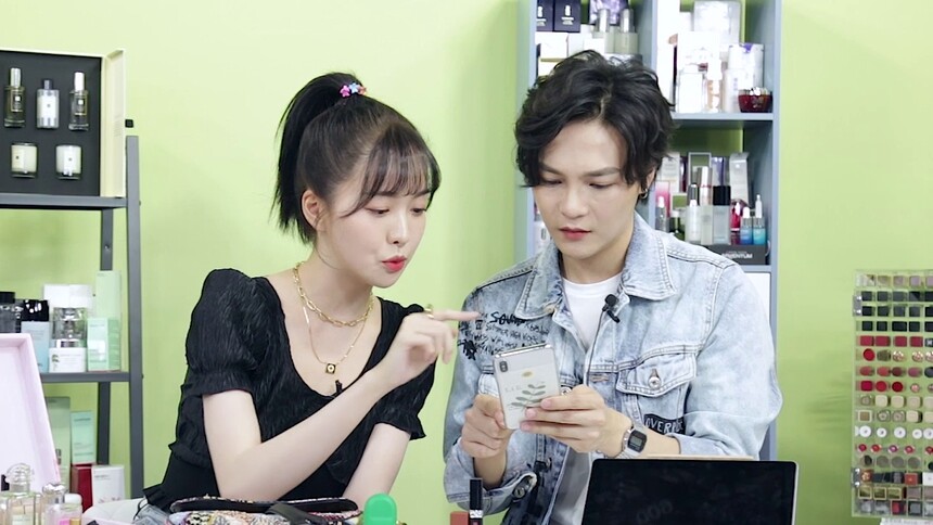 美妆达人秀20191104期：赵尧珂把她全部的香水家当都拿来现场啦！