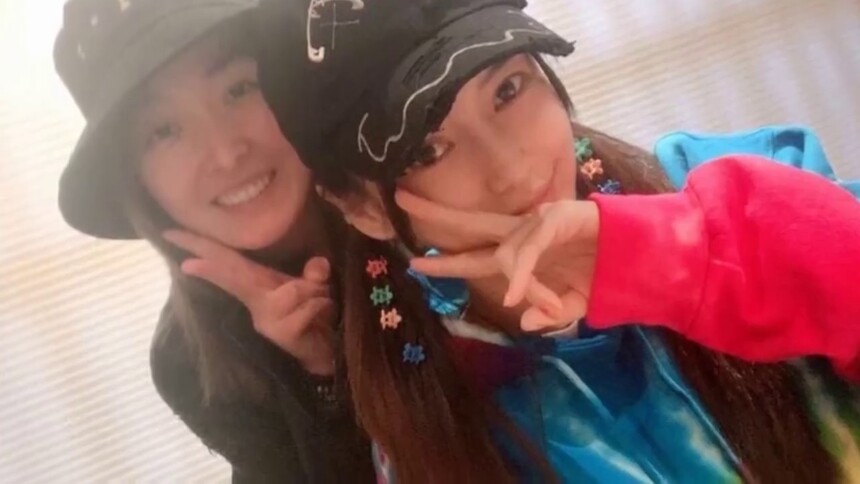 baby和助理橘子合照同比耶，戴五彩发夹潮范儿十足