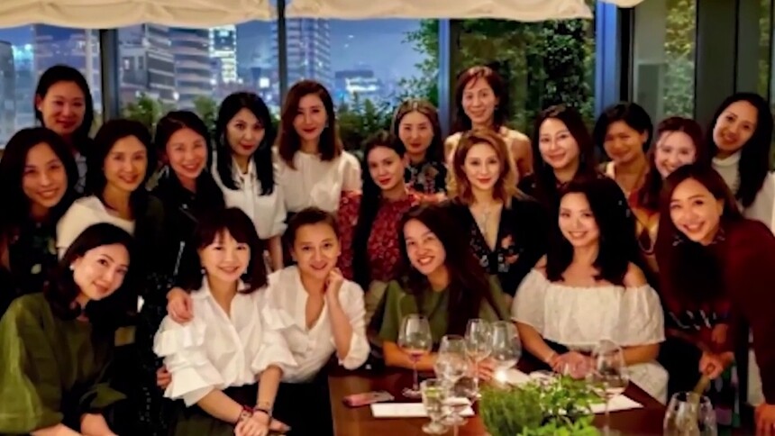 贵妇天团久违聚餐，李嘉欣被挤到边缘