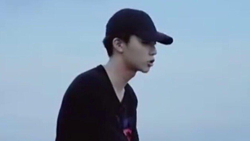 陈立农回家乡高雄，海边回忆父亲，那个时候真的很辛苦！