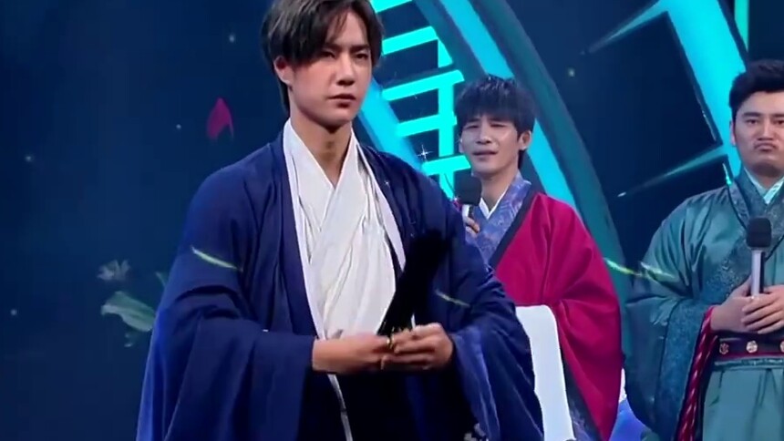 王一博国风扇子舞  “陌上人如玉，公子世无双”，酷盖的扇子舞又美又飒！