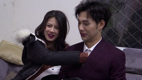 在吗？来看点刺激的？！！袁昊片场被袭胸，昭仪多次被吻害羞捂脸