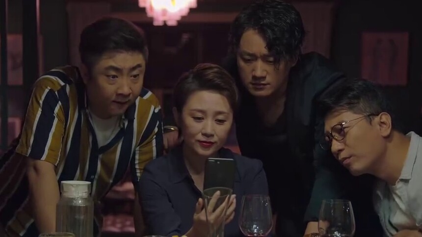 《来电狂响》片段：马丽母亲收到神秘快递 众人浮想联翩