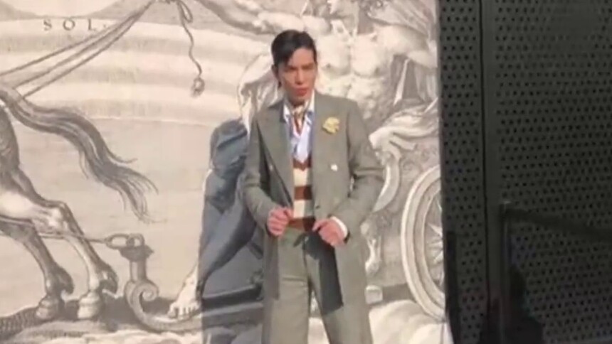 【IF时尚】2019米兰时装周：萧敬腾亮相秀场 晒的睁不开眼也没影响酷酷的拍照pose