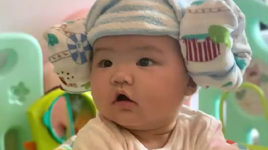 【萌人宝宝】熊黛林双胞胎女儿颜值一高一低 曾因不晒颜值低的小女儿被骂偏心