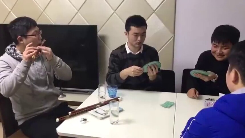 有个会吹笛子的朋友怎么玩？ 你们玩牌，我伴奏！