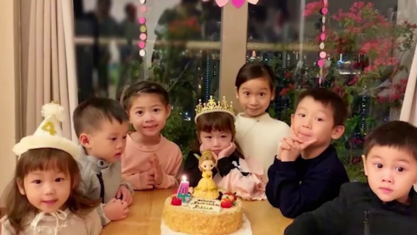 【萌人宝宝】蒋丽莎晒四岁Bella生日照 小公主嘟嘴卖萌超可爱