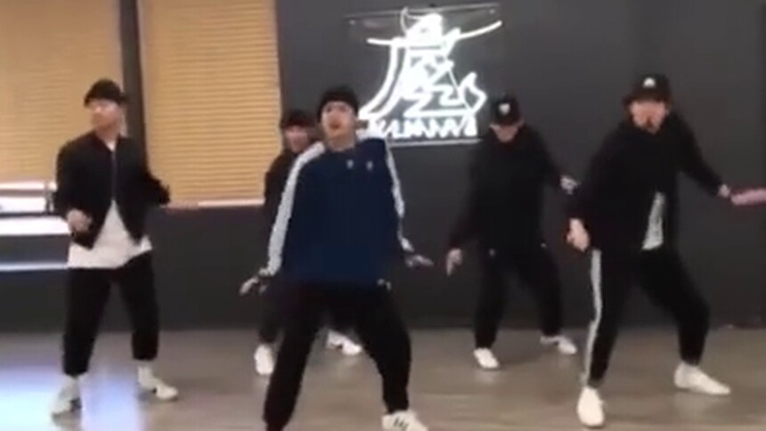 王嘉尔跳《DDU-DU DDU-DU》的大王