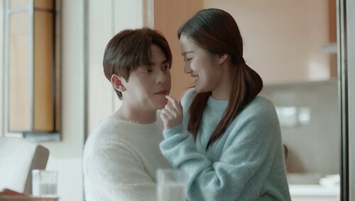 婚后的早晨有点甜 小小坐程浩怀里喂草莓
