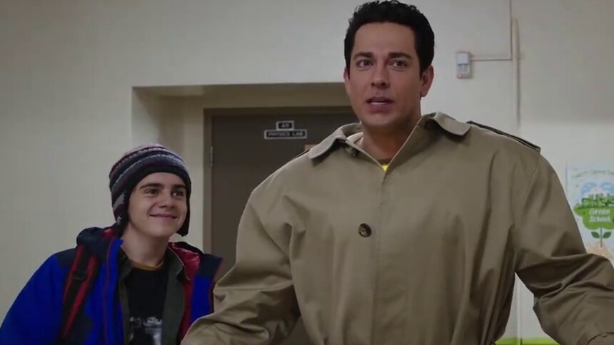 《雷霆沙赞！》“冒牌老爸”片段  比利秒变“沙赞”蒙混过关