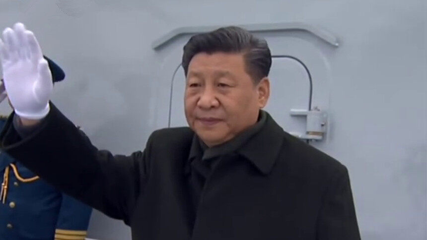 习近平检阅受邀参加海上阅兵活动的13国海军舰艇