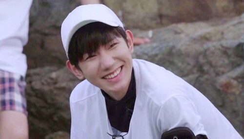 这酸爽！ 王源下水捕鱼顺便体验了下足底按摩