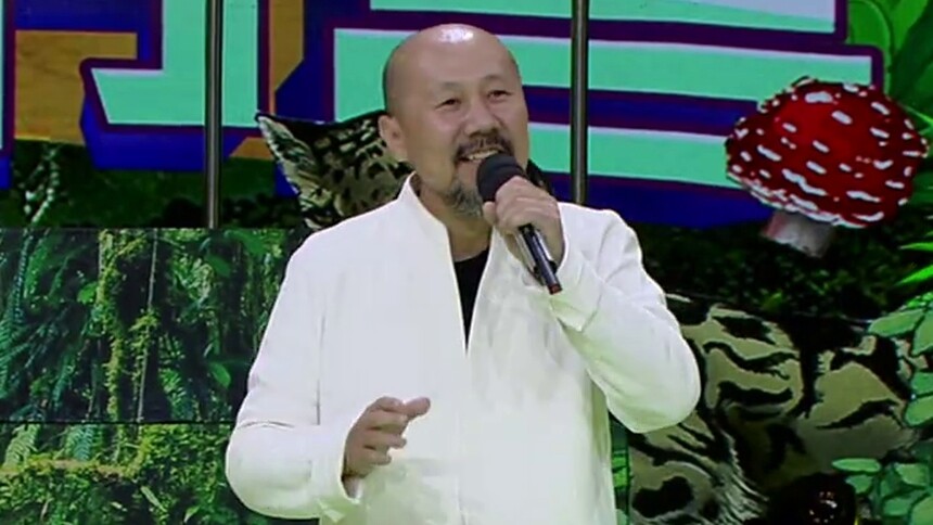 谢娜成高仿腾格尔 教原唱唱《天堂》的标志姿势