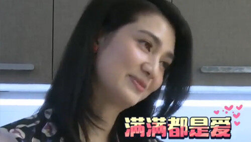洪欣携儿女秘密探班 亲手制作爱心料理