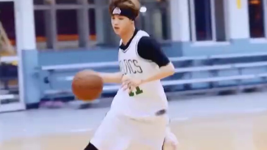 Justin黄明昊自诩温州流川枫，上篮姿势是真的帅！