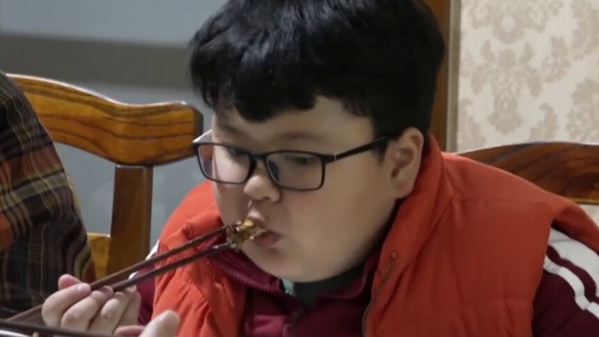 妈妈做饭太好吃！小胖墩根本停不下嘴