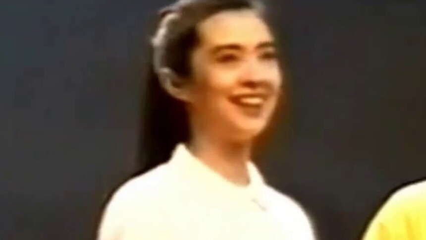 52岁王祖贤逛超市被偶遇，戴口罩买菜气质出众