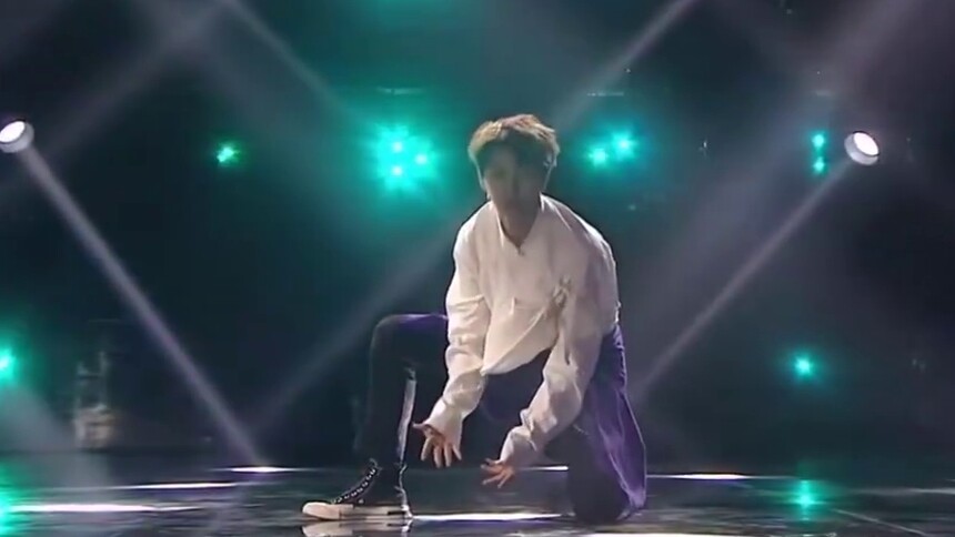 台上魅力四射，台下温柔可爱的陆思恒，舞台再现超绝凤凰跪