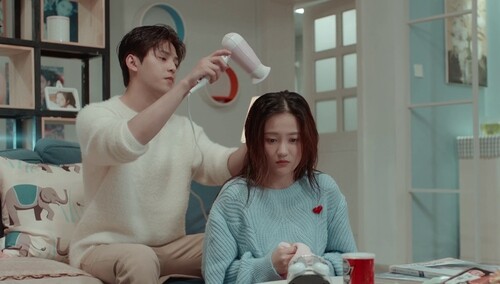 程浩帮小小吹头发，脸红心跳超甜蜜