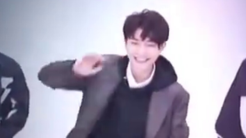 管栎拍杂志都能随时蹦迪，鞋都掉了