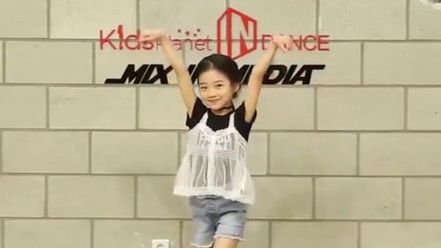 罗夏恩小精灵般可爱Twice - What is love