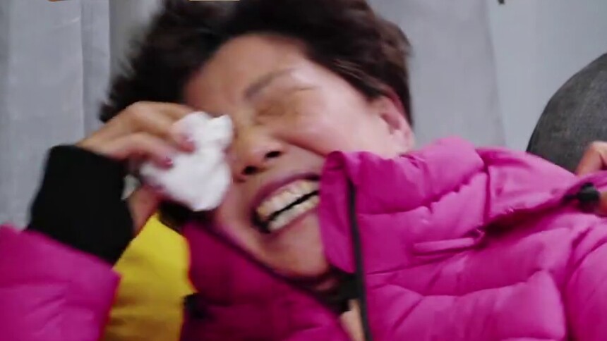 张晋妈妈真实的被自己笑哭了！可怜的张晋被蒙在鼓里一无所知