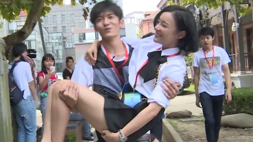 《一年级.大学季》独家未播花絮：佟梦实公主抱袁姗姗幸福“惩罚”