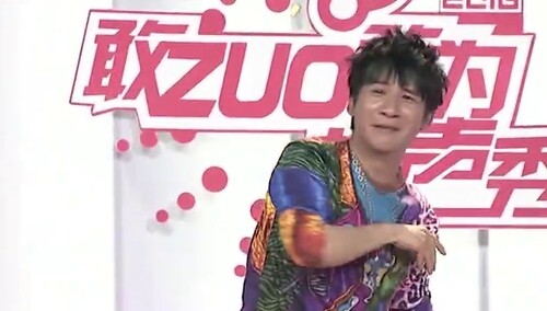 场面快控制不住！羽田为选手伴唱大张伟猛扔枕头