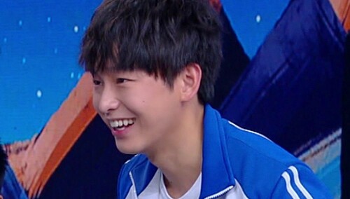 来自腹肌的较量！队长张艺兴遭维嘉漠视 彭昱畅光盘拔河逆袭