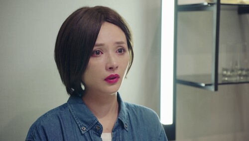 《班长“殿下”》第33集看点：“男人婆”尹初夏穿裙子迷翻众人 和美用钱威胁苏年年