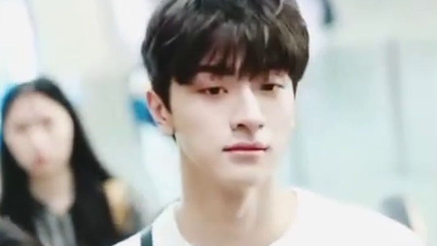 林一同学机场LOOK，白色T恤配休闲裤，女友视角下的林一太帅了～