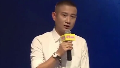 文章女儿爱马再获拉丁舞冠军，他跪在地上给女儿拍照