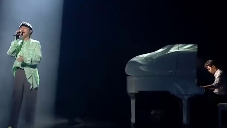 吴青峰刘宪华合作《歌颂者》 刘宪华弹钢琴吴青峰演唱