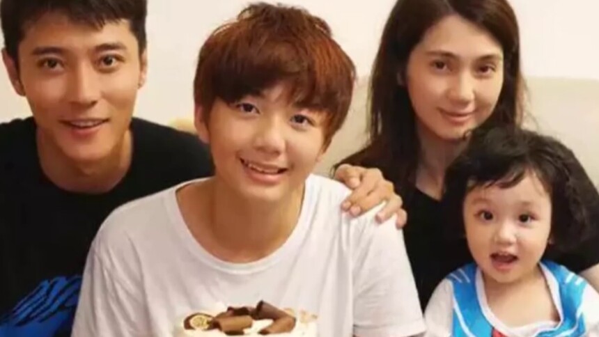 什么情况？洪欣女儿给哥哥画画庆生，全家福没有爸爸张丹峰