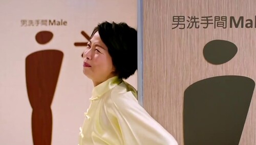 《你咪理，我爱你！》片段：女生厕所真实写照 永远排大队