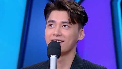 李易峰回忆人生中第一次穿西装 看起来不像太聪明的亚子