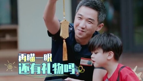 肯尼爸爸送娃神器“免揍令牌” 爸爸们的脑洞想都想不到！