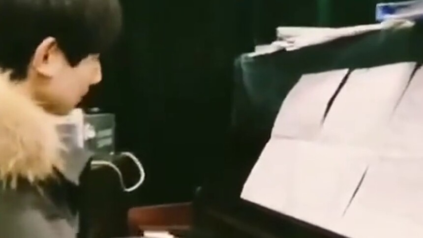 王源钢琴弹唱《残酷月光》那么专注，那么认真！