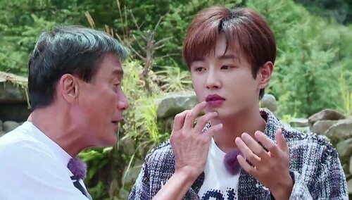 梁家辉为李汶翰擦嘴 醋精老李的眼神锁定你