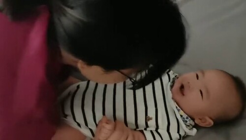 长好快啊！李艾逗儿子超有爱 张徐宁笑的比宝宝还开心