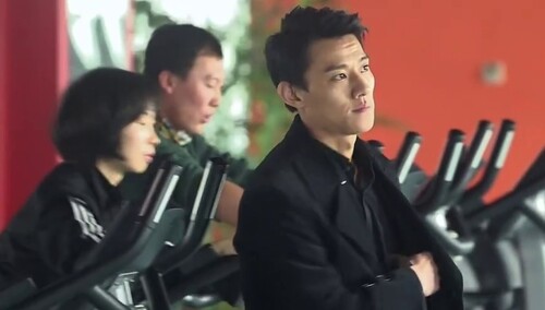 曼妮收买记者曝光“安徒圣”真实身份