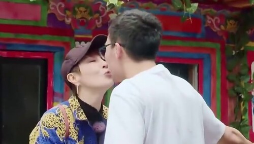 吴刚老婆岳秀清调皮躲迷藏 和儿子吴羽卿见面爱的亲亲