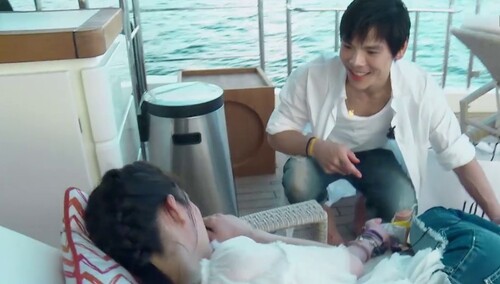 小两口未播：向佐凝望睡着的郭碧婷太甜 郭碧婷疯狂夸向佐“好看”