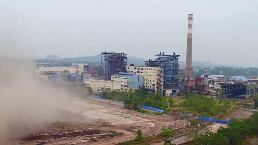 永州：对湘江纸业80米高烟囱爆破拆除