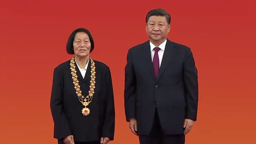 习近平向申纪兰颁授“共和国勋章”